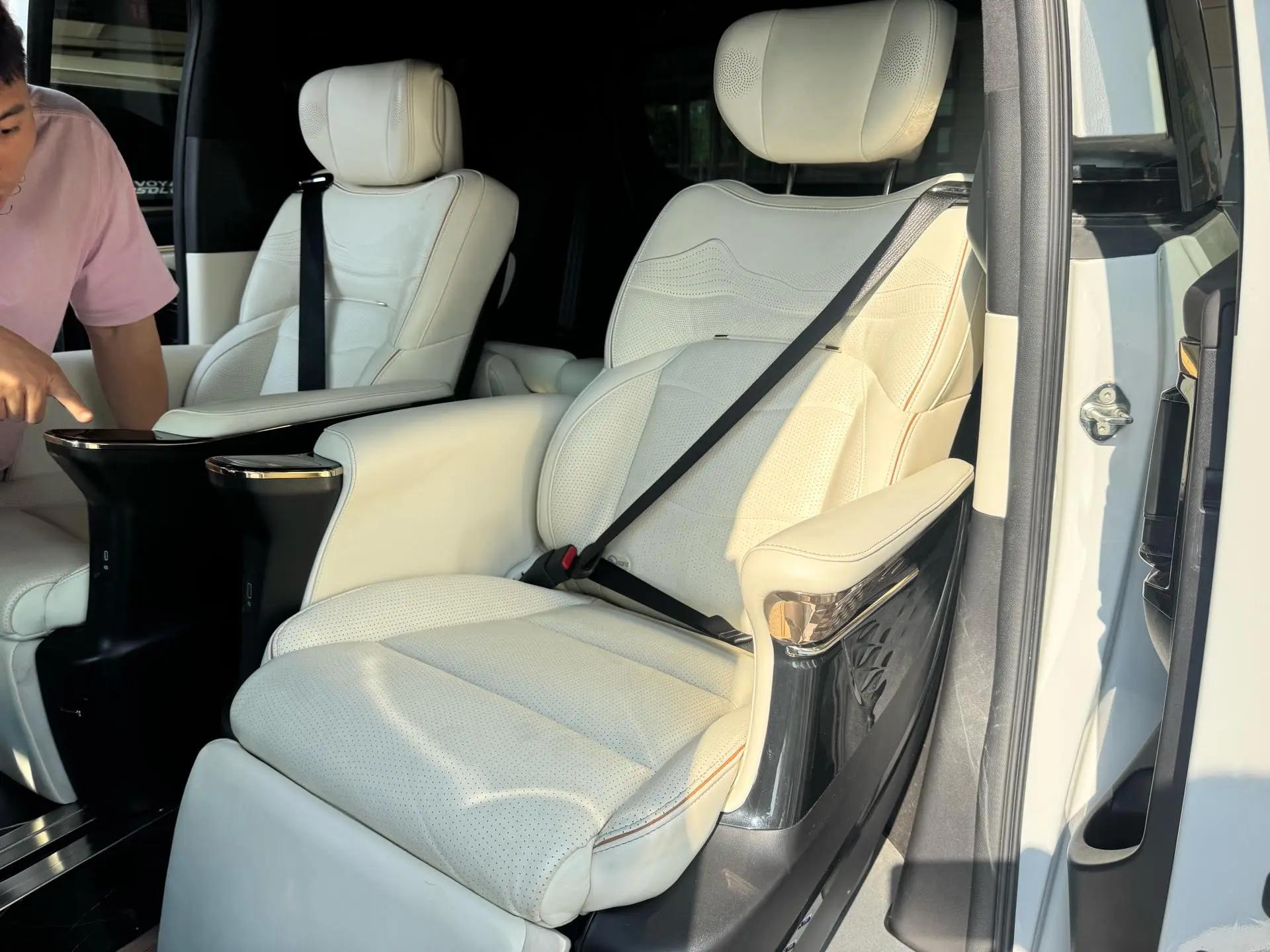 GAC Trumpchi 2023 M8 Dual-Engine 2.0T CVT Grandmaster Series Flagship Automatic 3