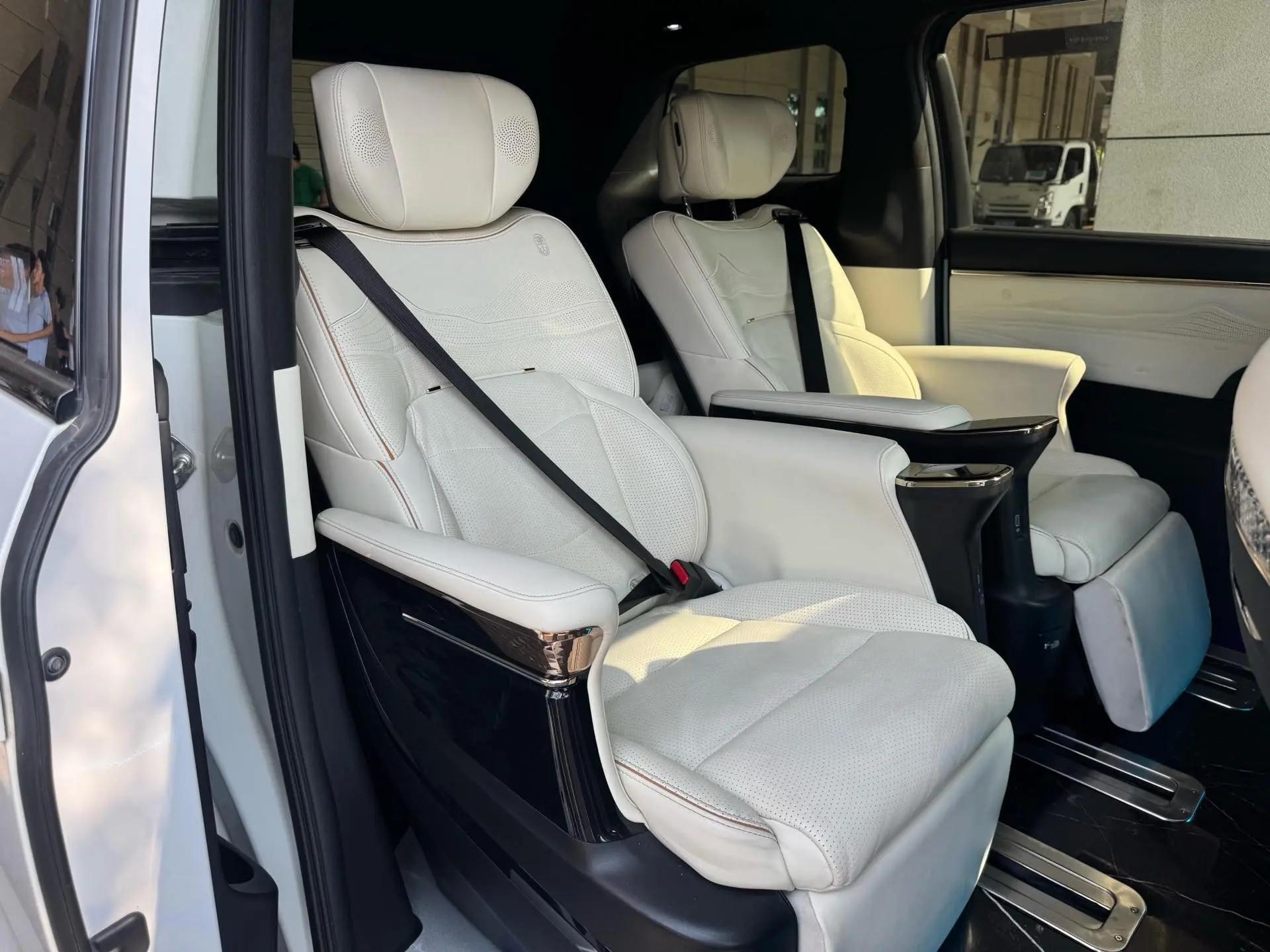 GAC Trumpchi 2023 M8 Dual-Engine 2.0T CVT Grandmaster Series Flagship Automatic 4