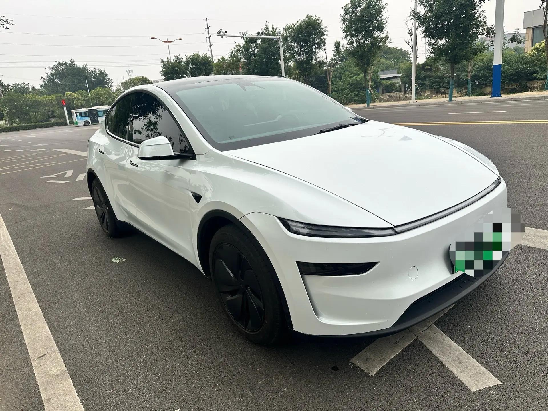 Tesla 2026 Model Y Rear-Wheel Drive Automatic 3