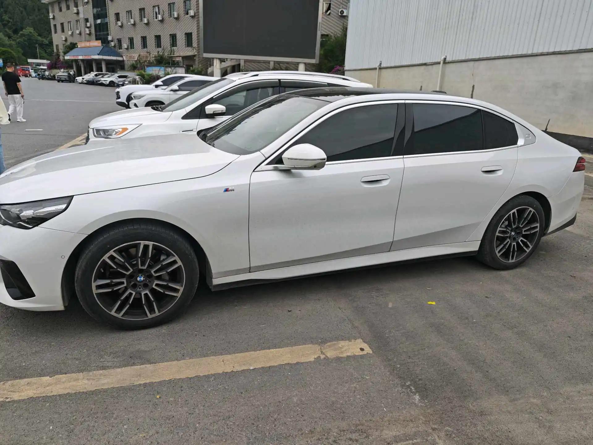 BMW 5 Series 2024 Model 530Li 48V 2.0T Luxury M Sport Package Automatic 2