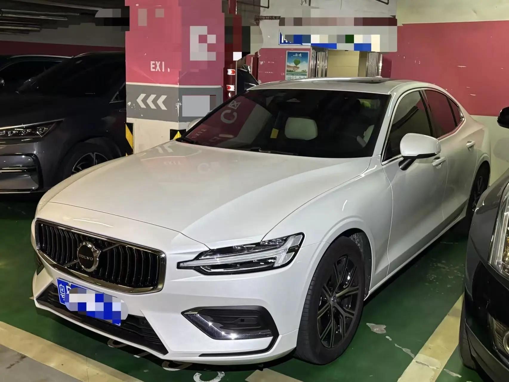 Открыть галерею: Volvo 2026 S60 48V 2.0T B4 Zhiyi Deluxe Edition Automatic Gear