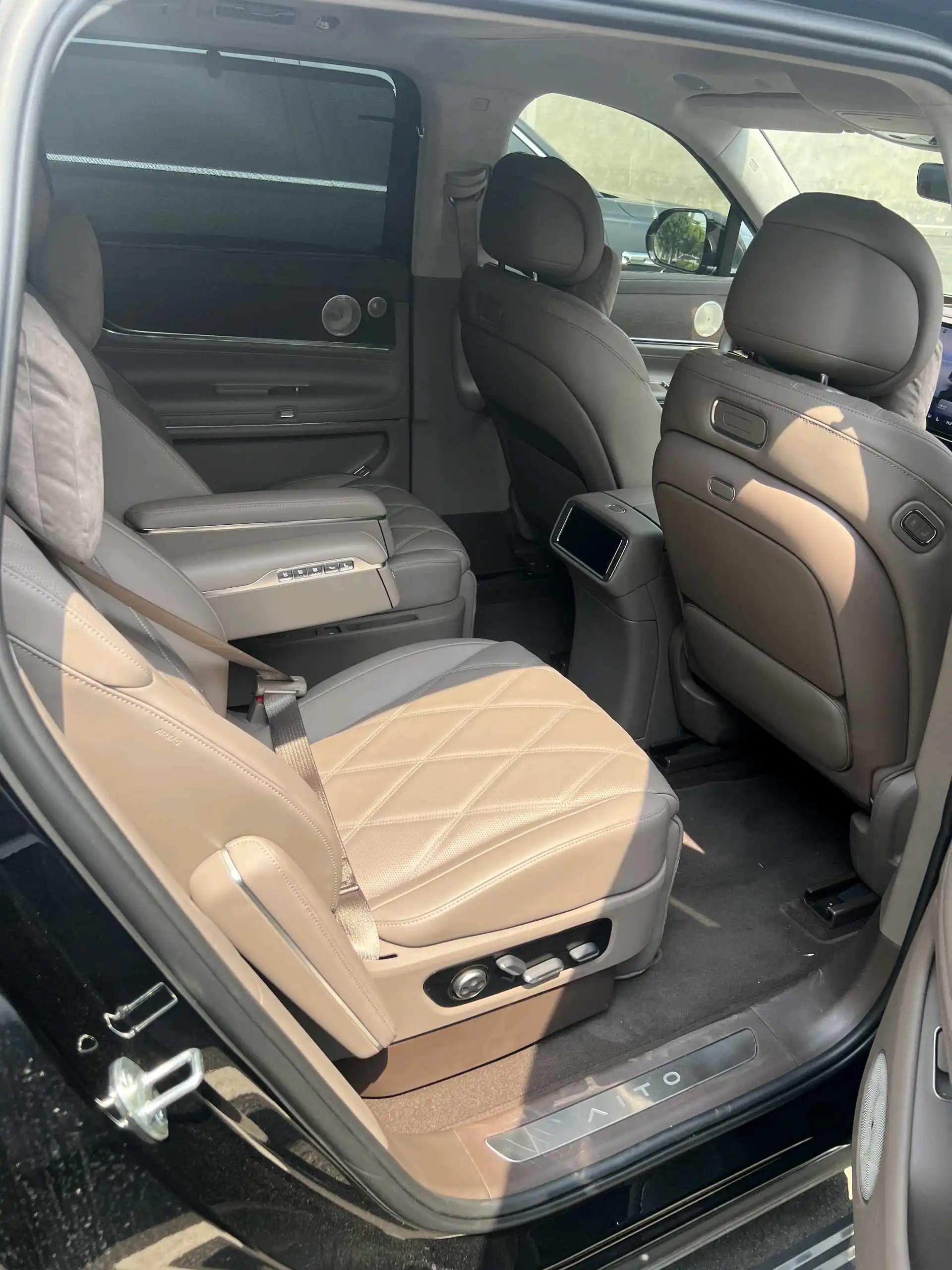 AITO 2025 Model AITO M9 Range-Extended Ultra Version 52kWh 6-Seater Automatic 3