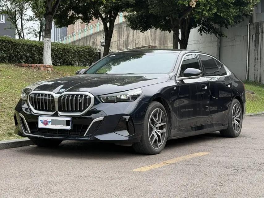 Открыть галерею: BMW 2025 i5 eDrive 35L Deluxe Set Automatic Gear