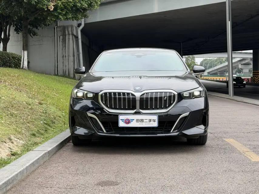 BMW 2025 i5 eDrive 35L Deluxe Set Automatic Gear 2
