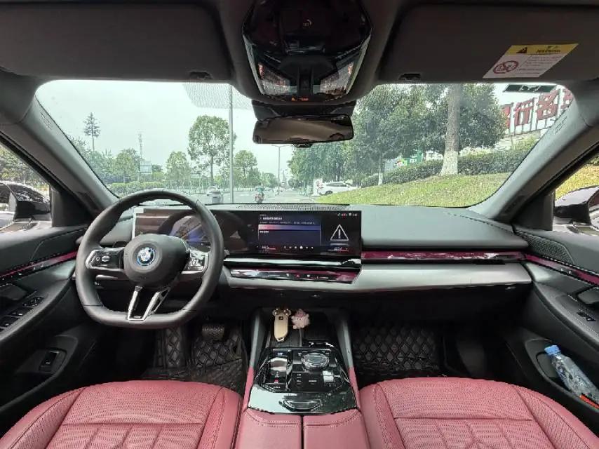 BMW 2025 i5 eDrive 35L Deluxe Set Automatic Gear 9