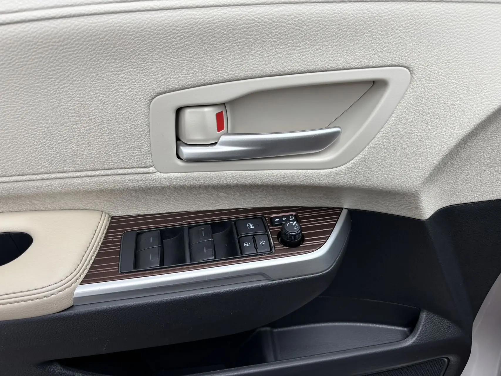 Toyota 2023 Sana 2.5 Stepless Deluxe Edition Automatic Gear 9