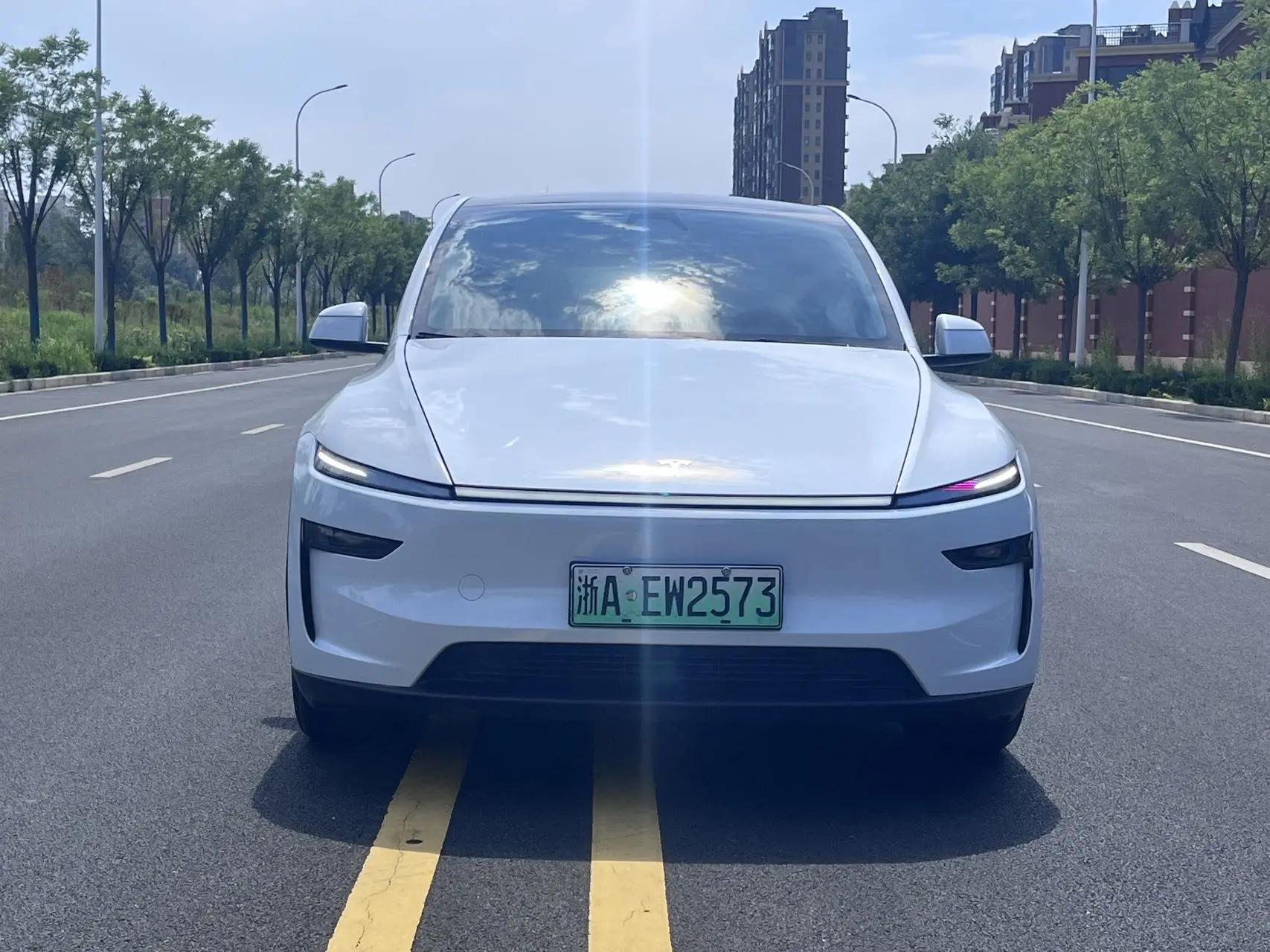Tesla 2026 Model Y Rear-Wheel Drive Automatic 2