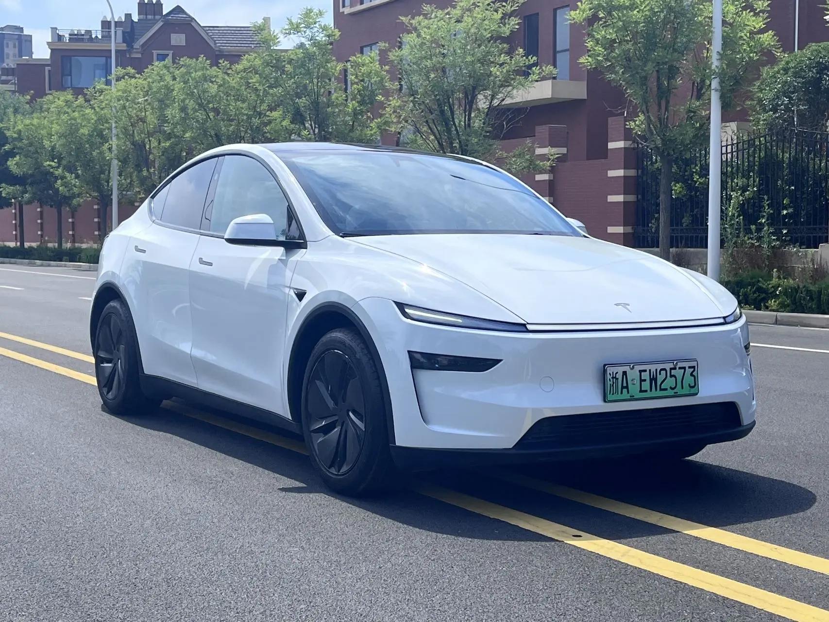 Tesla 2026 Model Y Rear-Wheel Drive Automatic 3