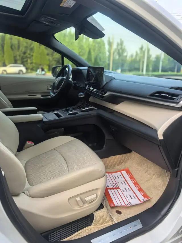 Granvia 2022 2.5L Hybrid Prestige Edition 8