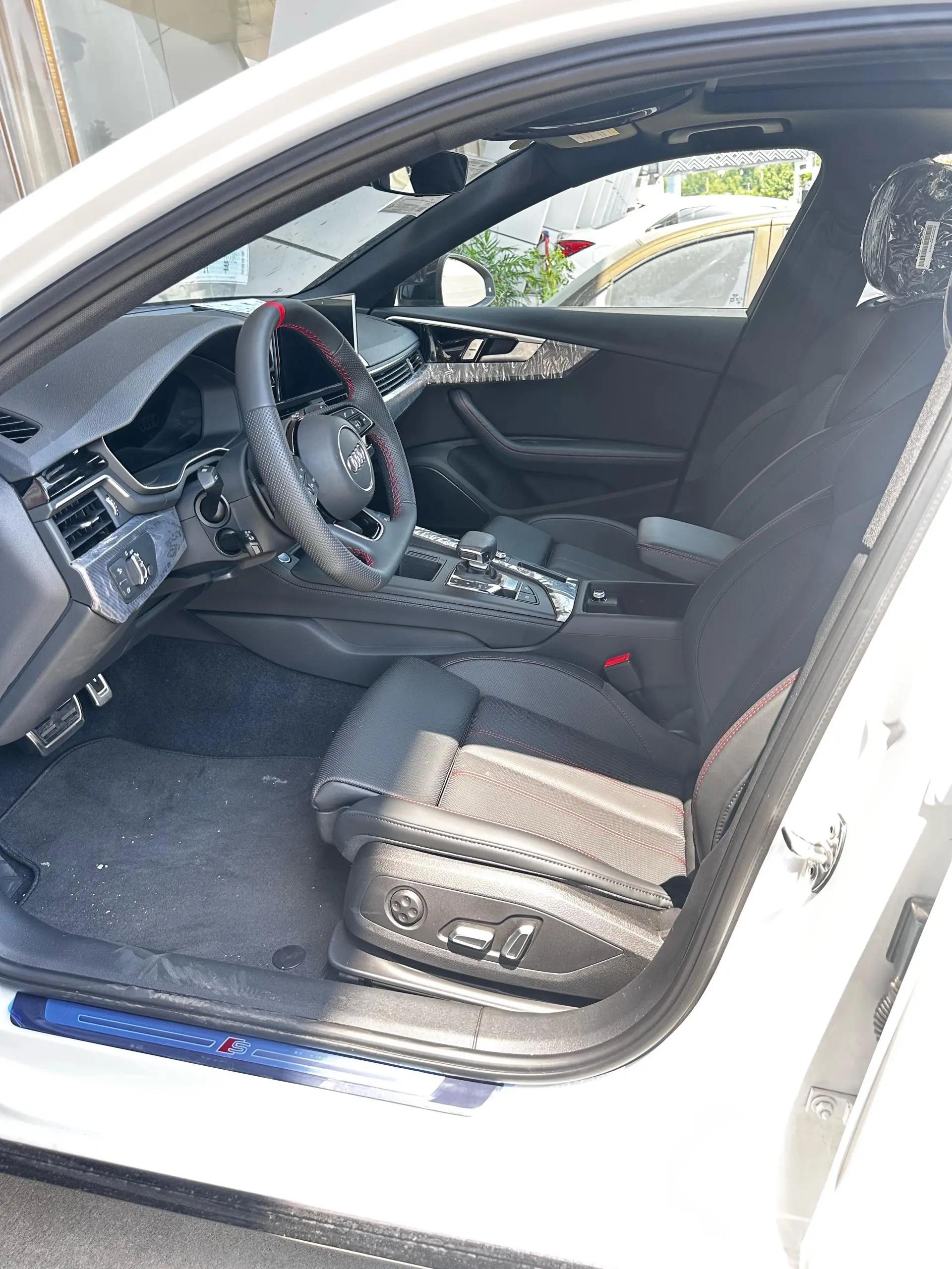 奥迪 2026款 A4L 2.0TFSI 40TFSI 200万辆悦享版 豪华动感型 自动挡 2