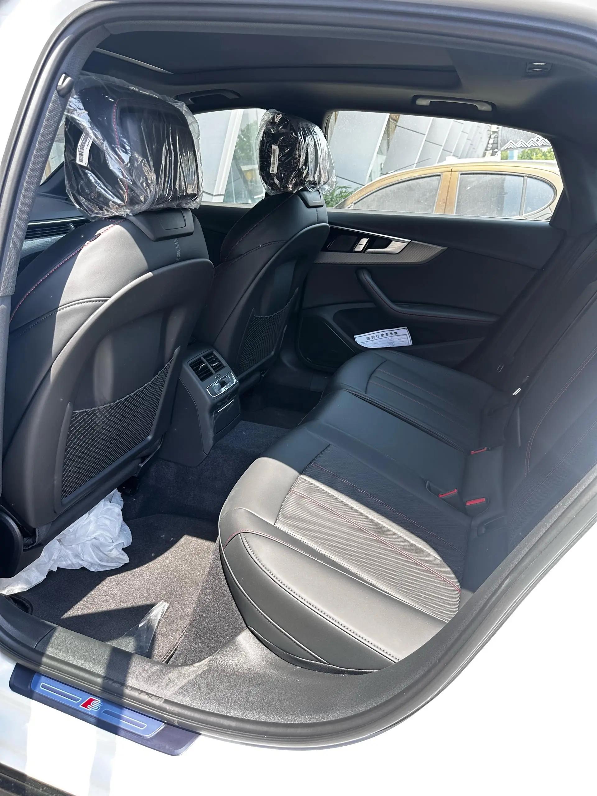 奥迪 2026款 A4L 2.0TFSI 40TFSI 200万辆悦享版 豪华动感型 自动挡 3