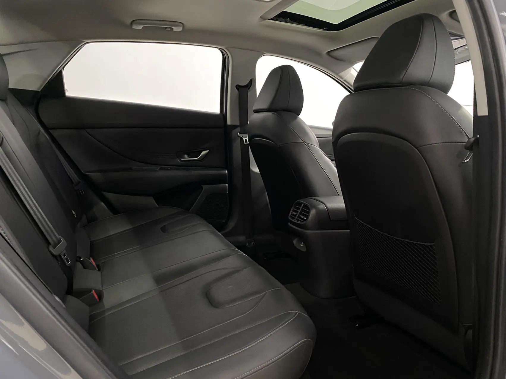 Elantra 2022 1.5L CVT LUX Premium Edition 10