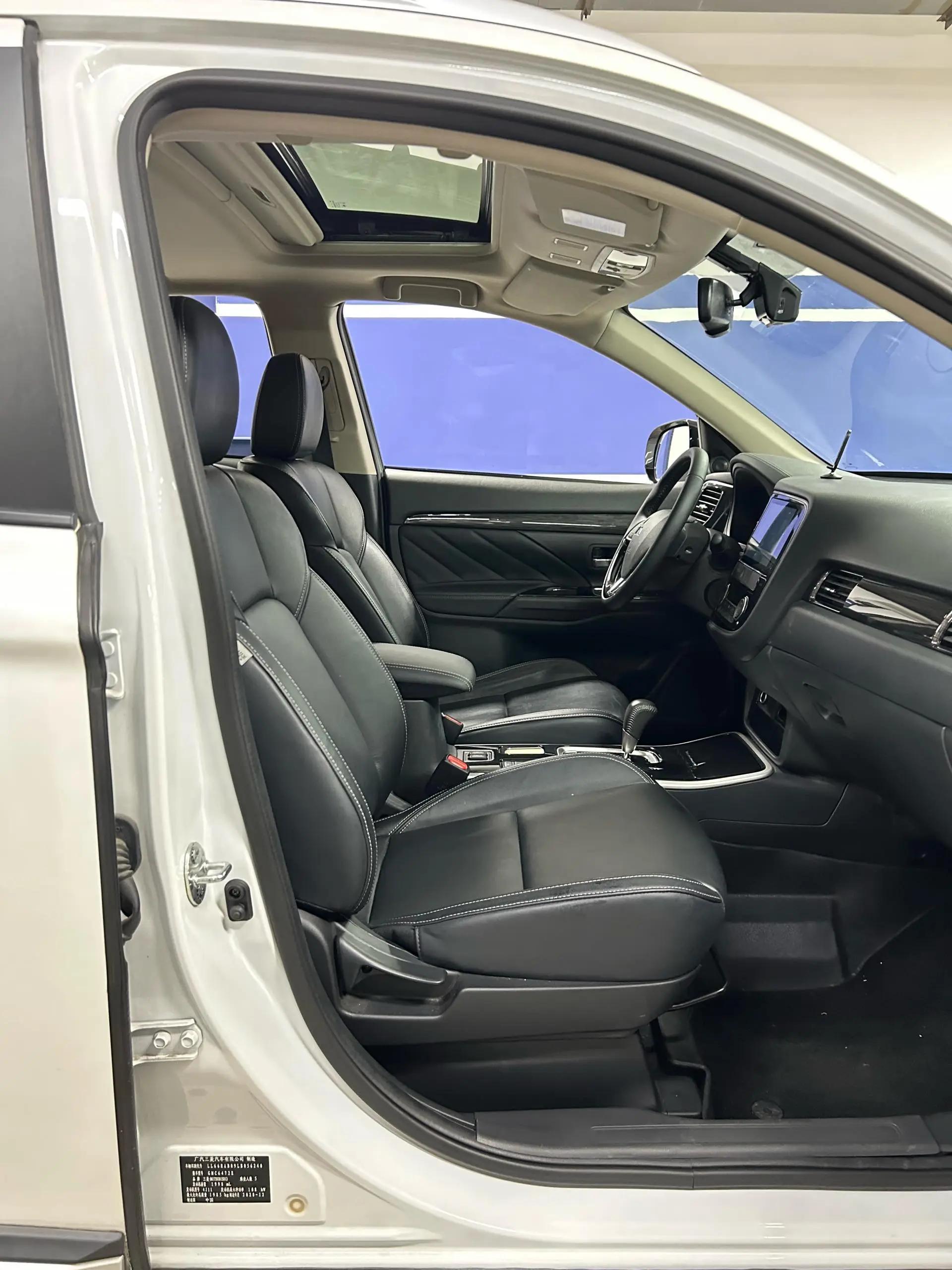 Outlander 2019 2.0L Two-Drive Enjoy Edition 5-seat National V 7