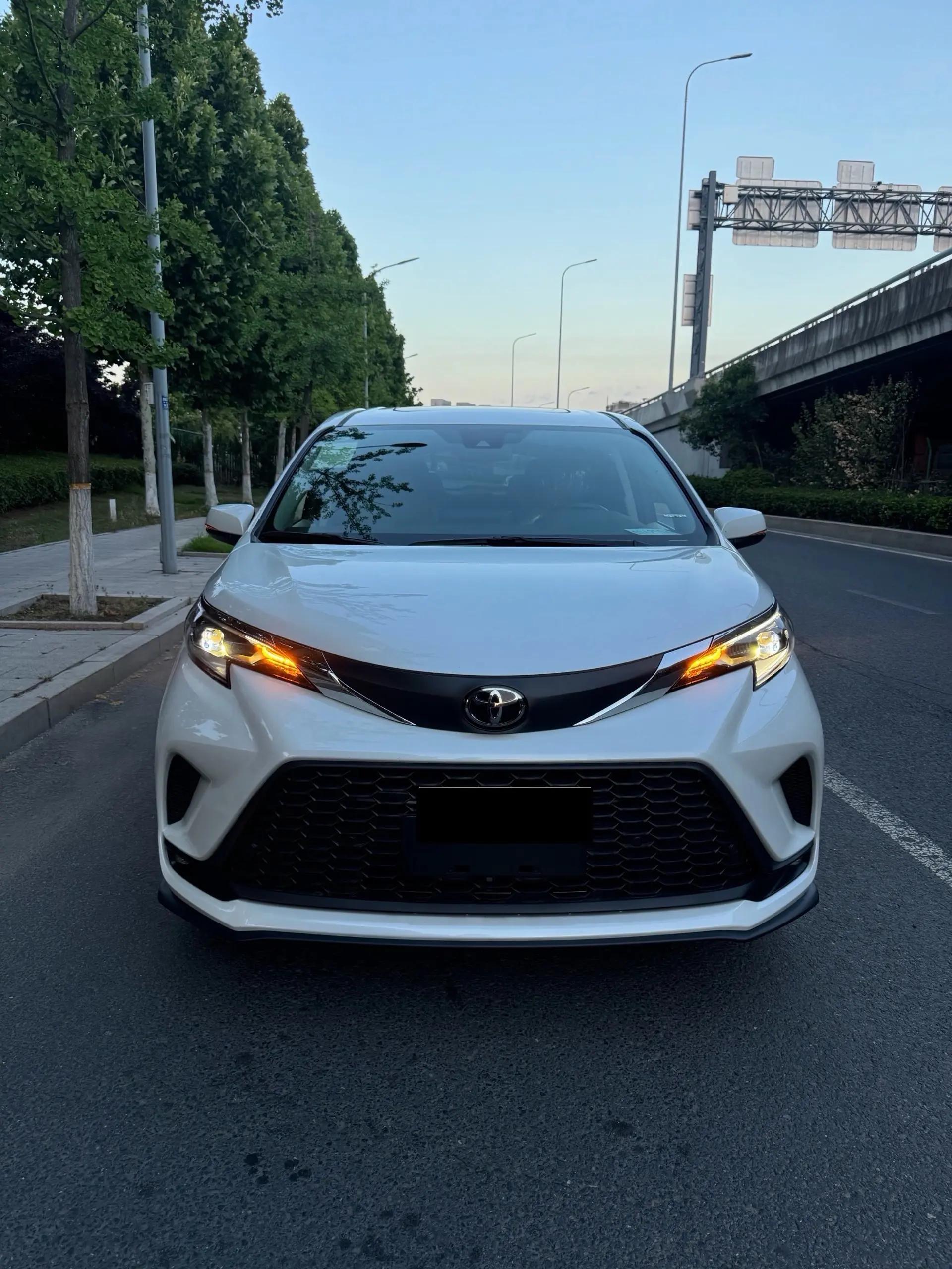 Toyota 2024 Sienna HYBRID 2.5 CVT Comfort Edition Automatic 2