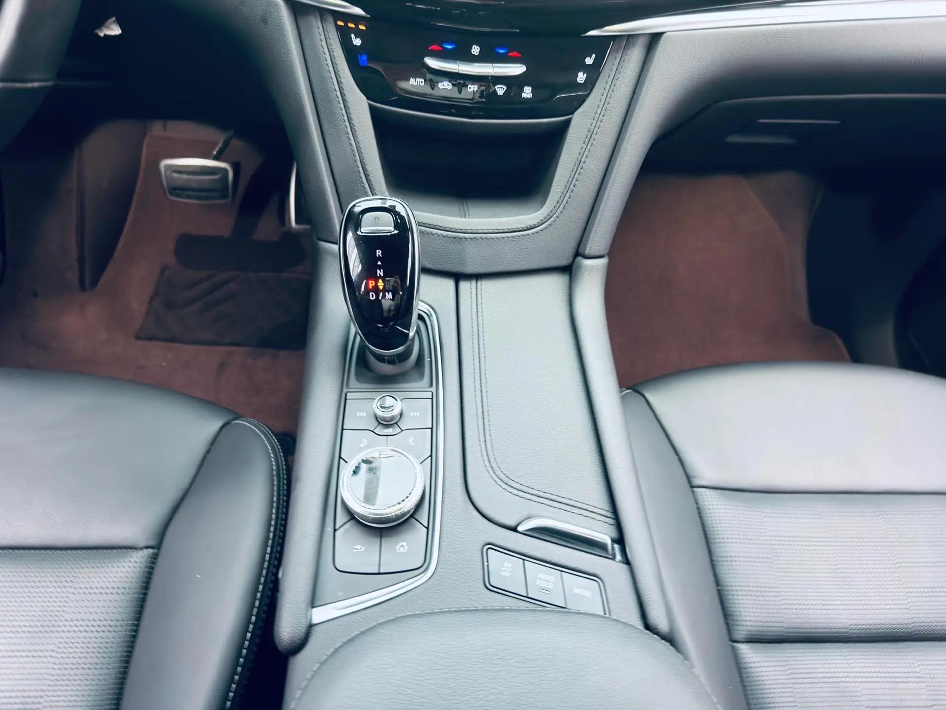 Cadillac 2025 XT6 48V 2.0T 6 4-wheel drive distinguished administrative black standard automatic gear 15