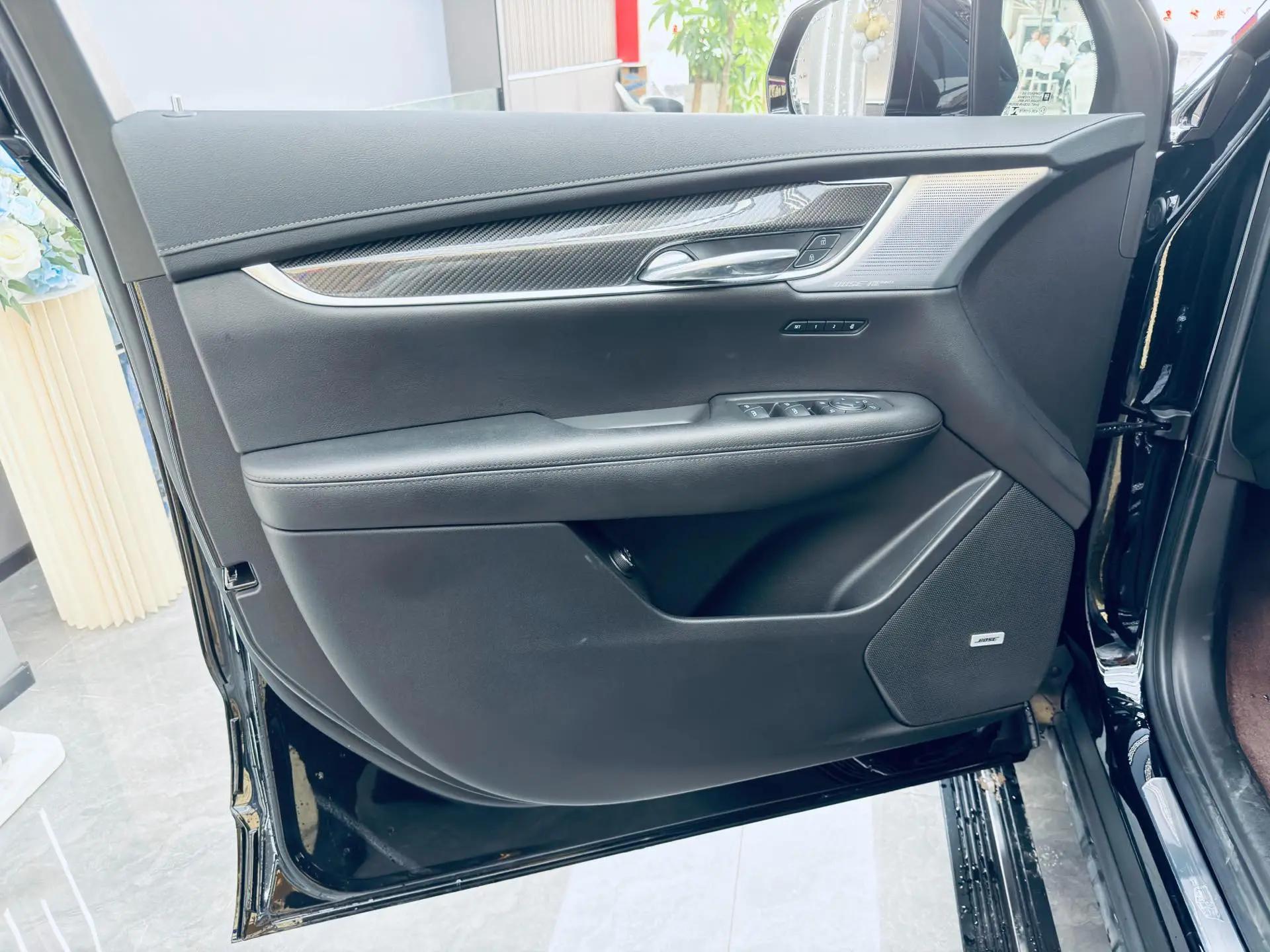 Cadillac 2025 XT6 48V 2.0T 6 4-wheel drive distinguished administrative black standard automatic gear 6