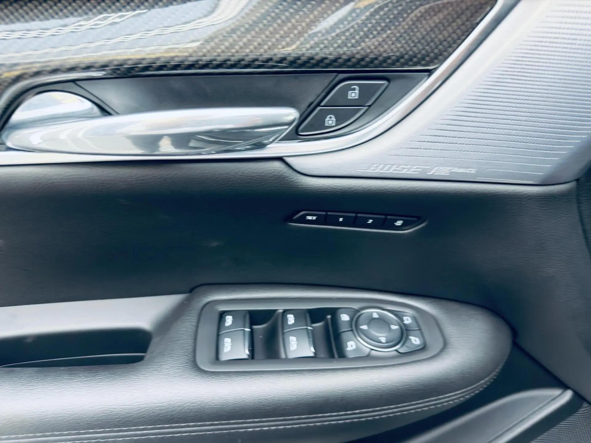 Cadillac 2025 XT6 48V 2.0T 6 4-wheel drive distinguished administrative black standard automatic gear 8