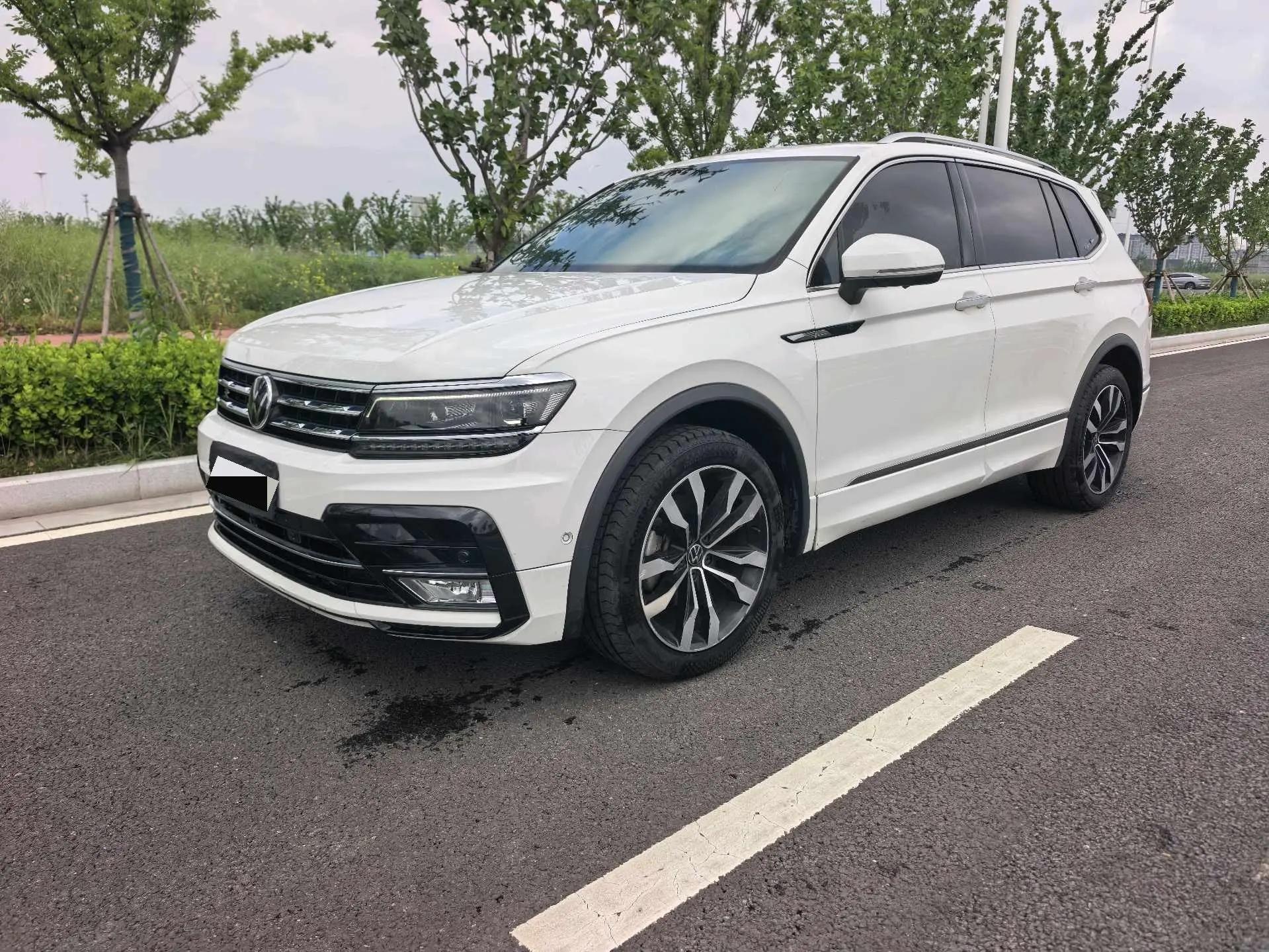 Открыть галерею: Tiguan L 2021 330TSI automatic two-wheel drive R-Line flagship