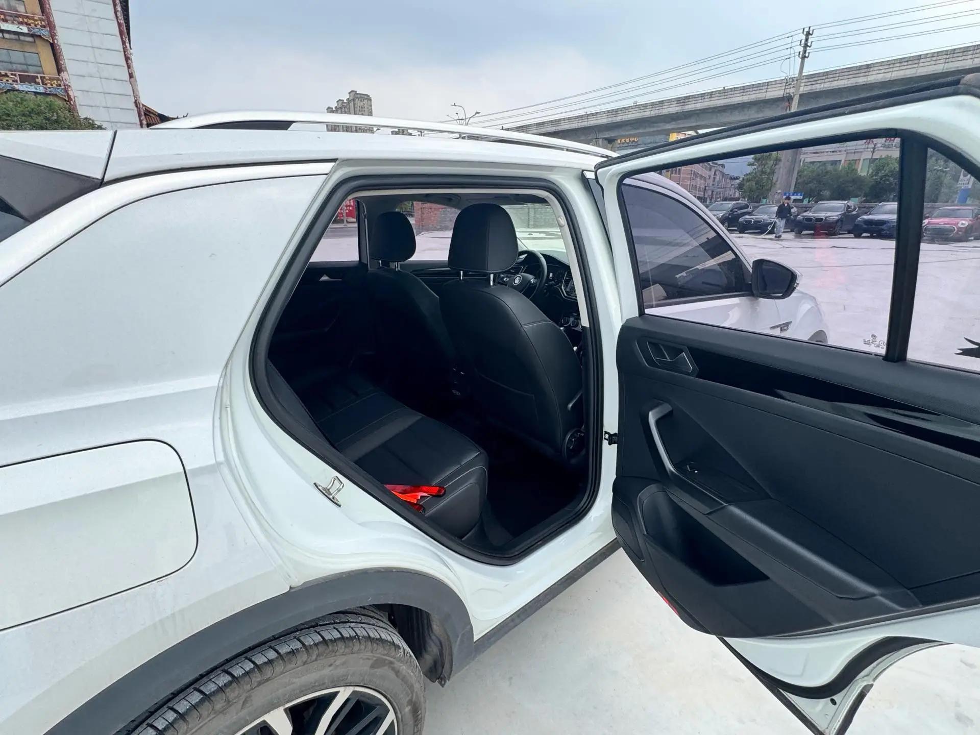 T-ROC Tange 2019 280TSI DSG Two-Drive Comfort National V 6