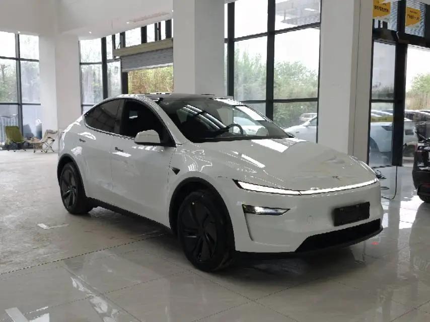 Tesla 2026 Model Y Rear-Wheel Drive Automatic 2