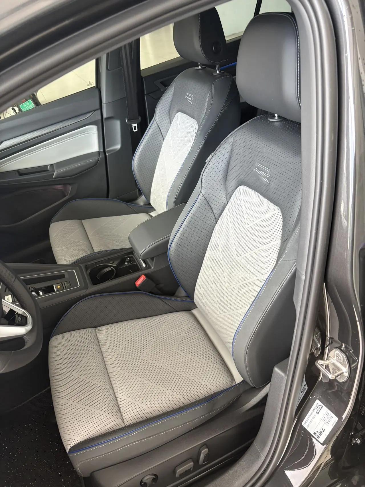 Volkswagen 2025 Golf 8 R-Line 1.5TSI 300TSI Automatic 5