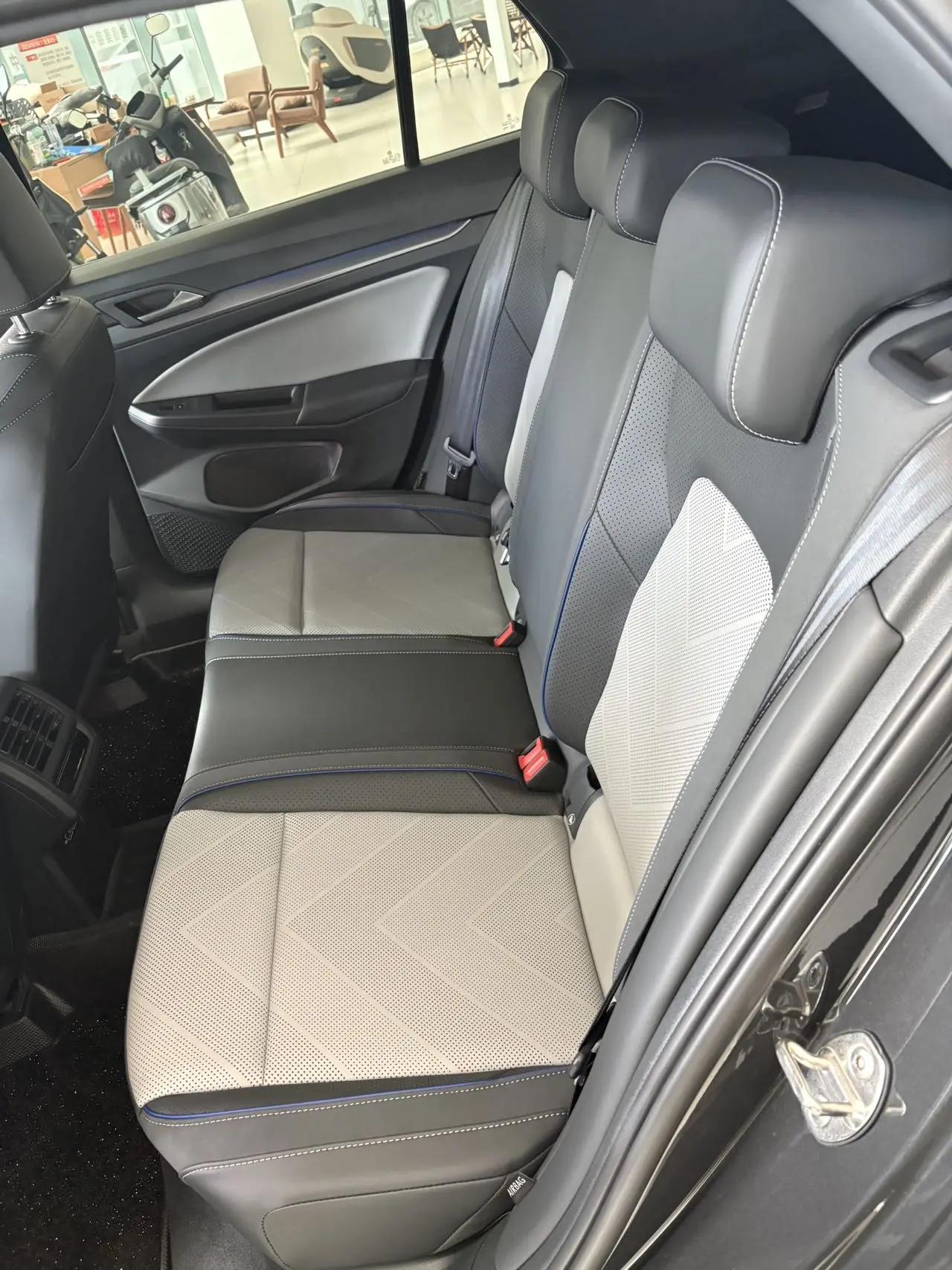 Volkswagen 2025 Golf 8 R-Line 1.5TSI 300TSI Automatic 6