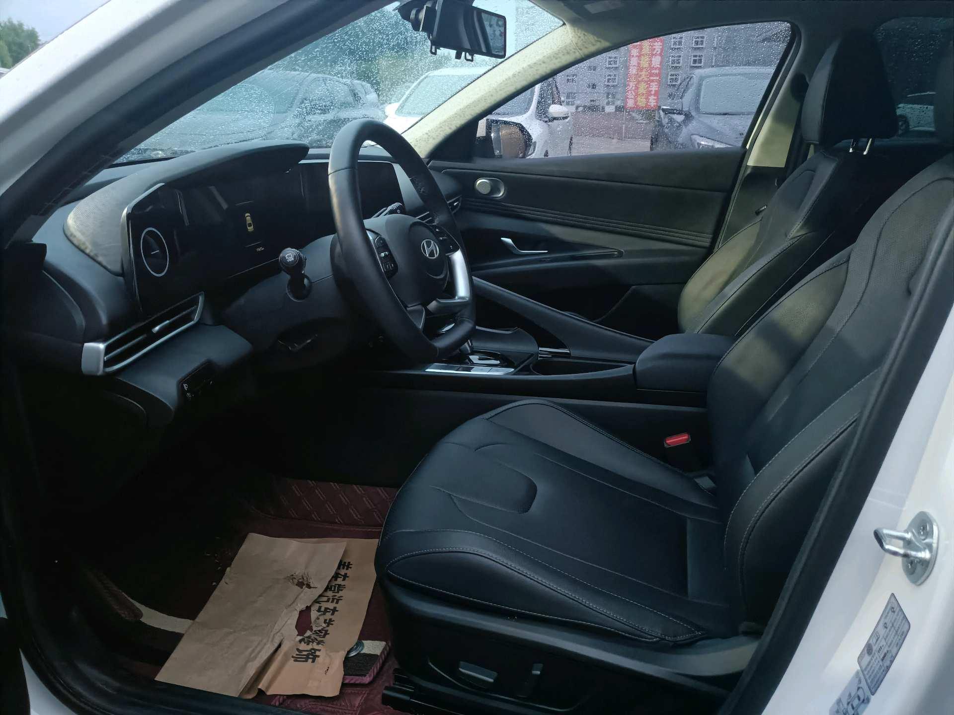 Elantra 2023 1.5L CVT LUX Premium Edition 3