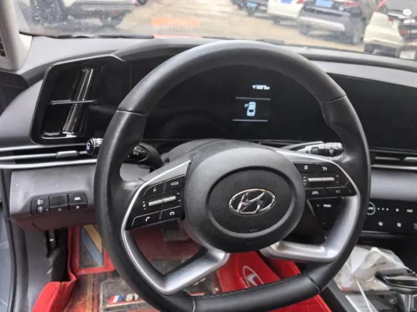 Elantra 2022 1.5L CVT LUX Premium Edition 4