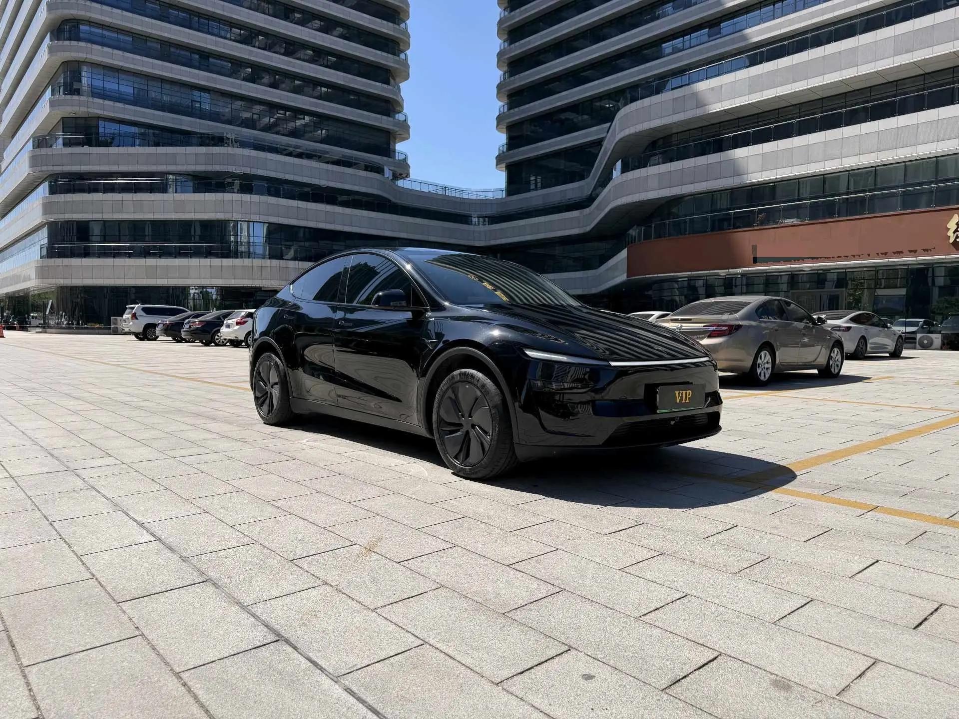 Tesla 2025 Model Y Rear-Wheel Drive Automatic 3