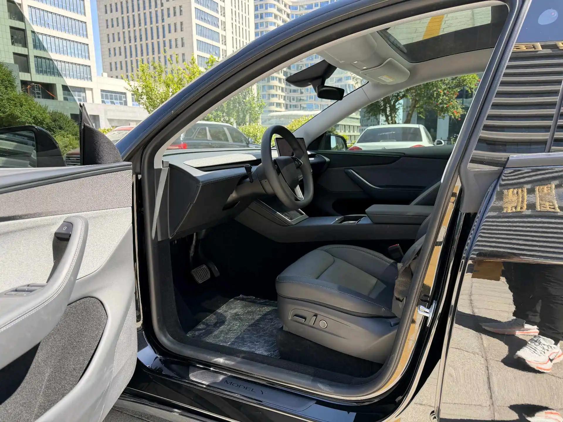 Tesla 2025 Model Y Rear-Wheel Drive Automatic 4