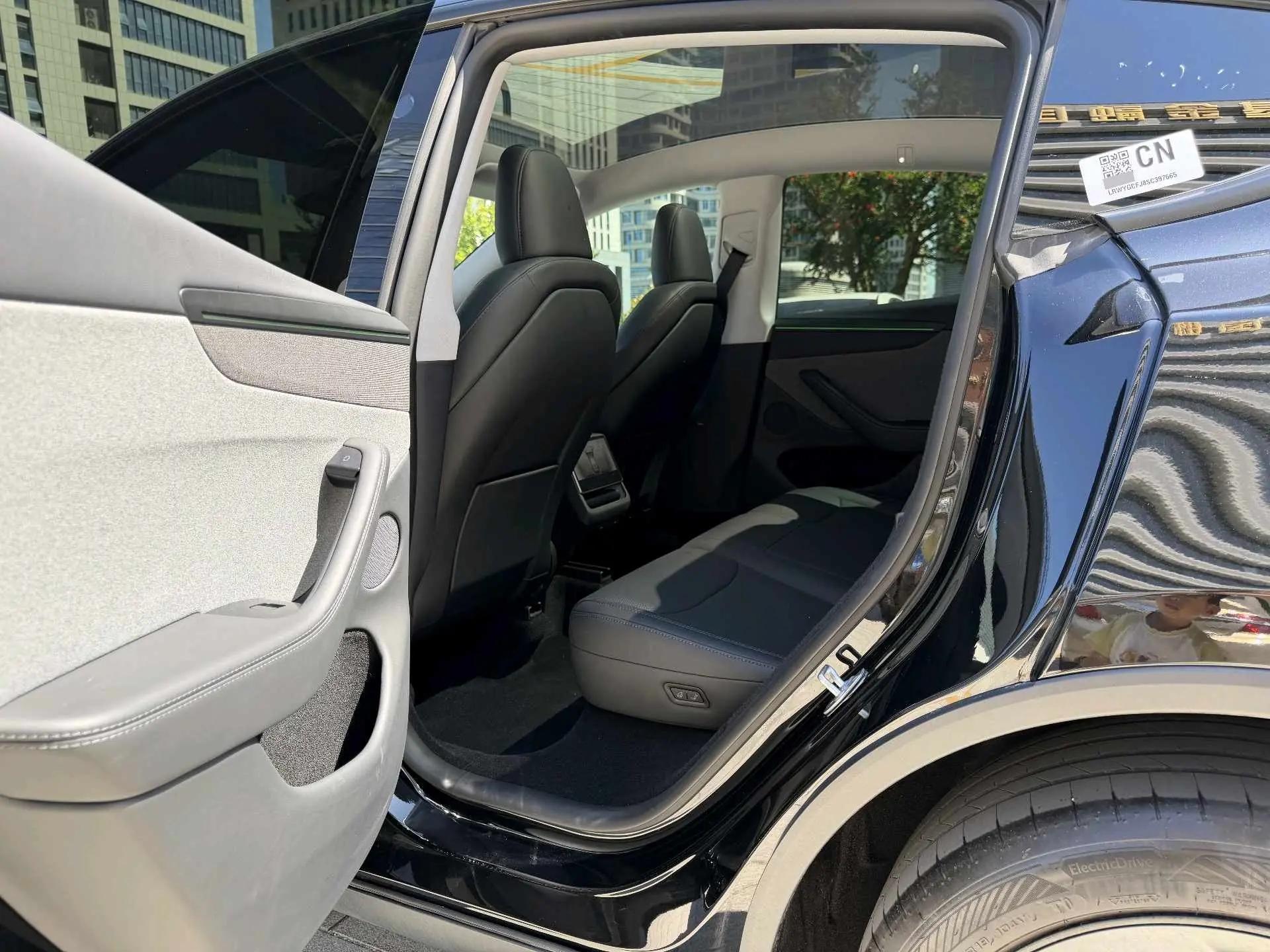 Tesla 2025 Model Y Rear-Wheel Drive Automatic 5