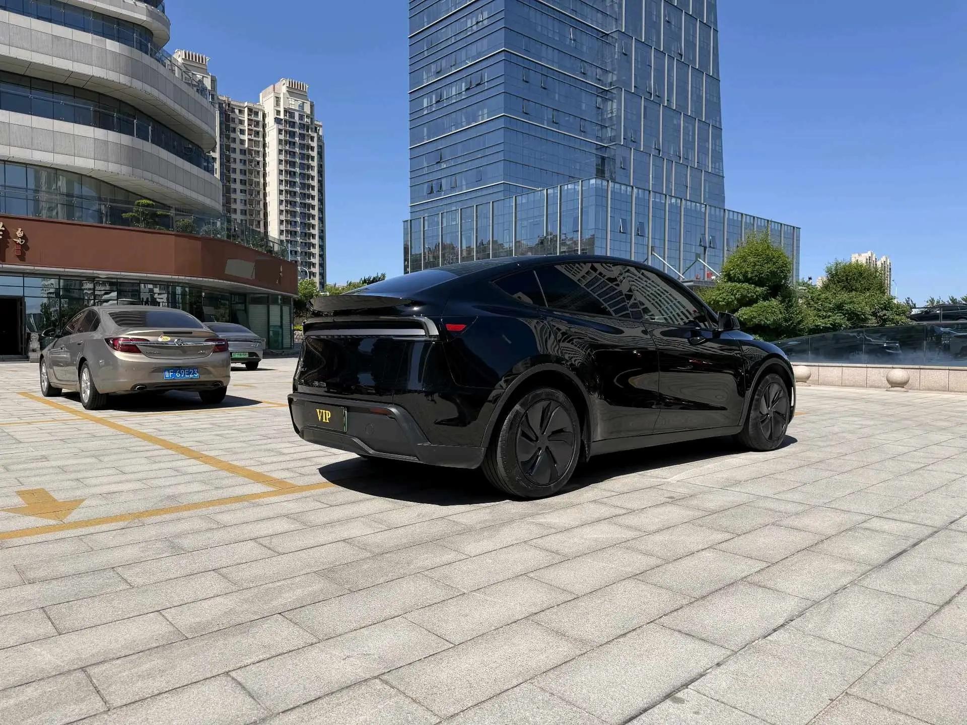 Tesla 2025 Model Y Rear-Wheel Drive Automatic 8