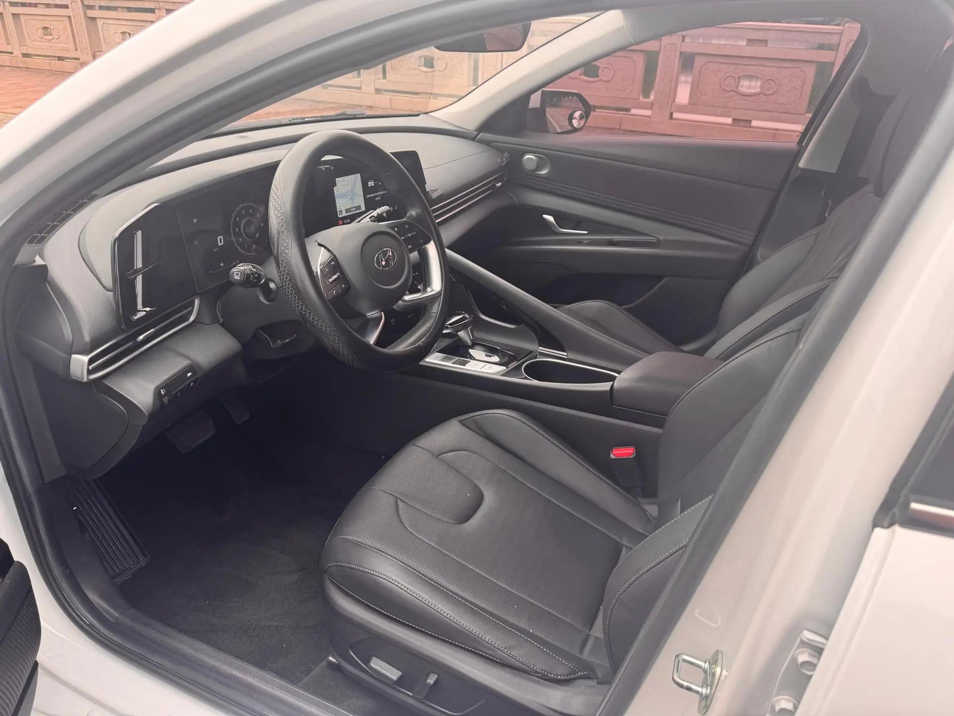 Elantra 2021 1.5L CVT LUX Prestige Edition 4