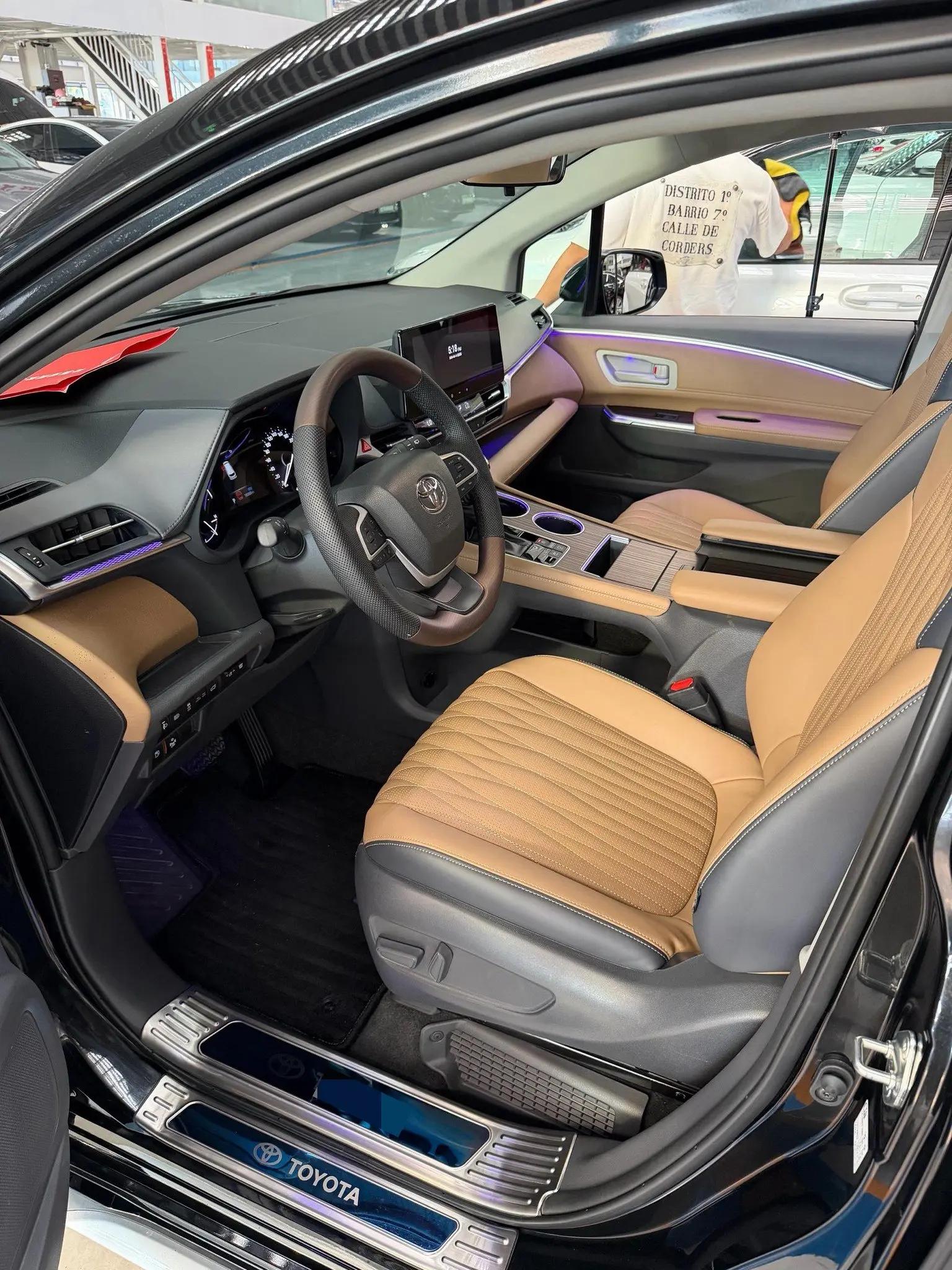 Toyota 2024 Sienna HYBRID 2.5 CVT Comfort Edition Automatic 3