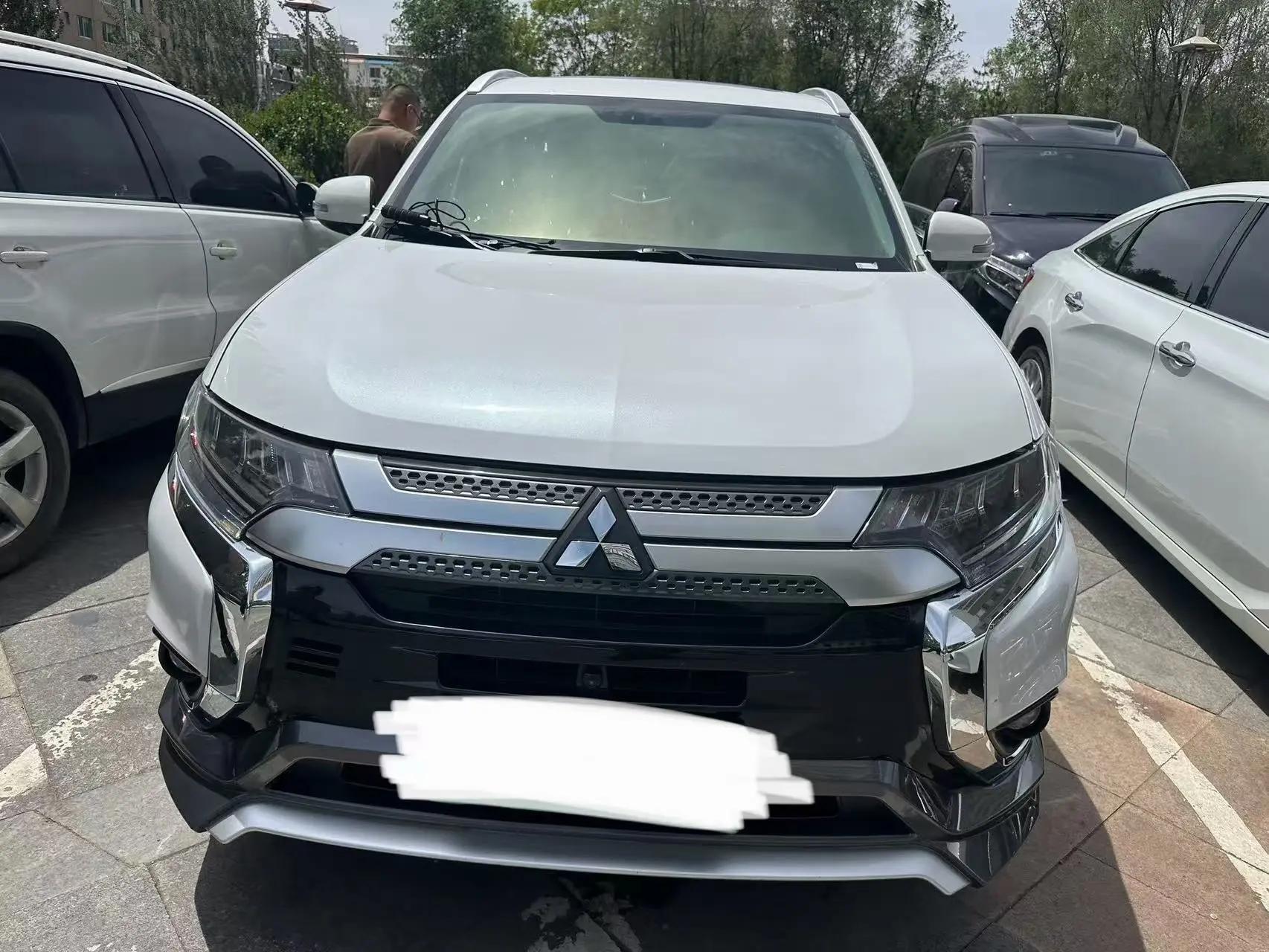 Outlander 2020 2.4L 4-wheel drive to enjoy the version of 5 seats 2