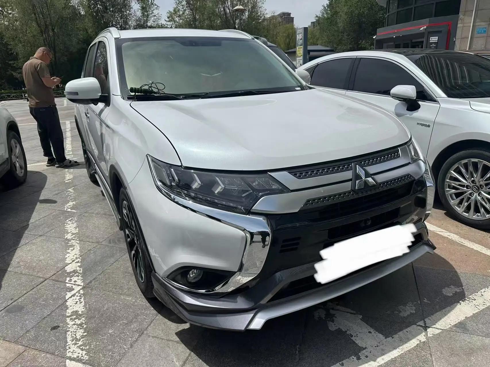 Outlander 2020 2.4L 4-wheel drive to enjoy the version of 5 seats 3