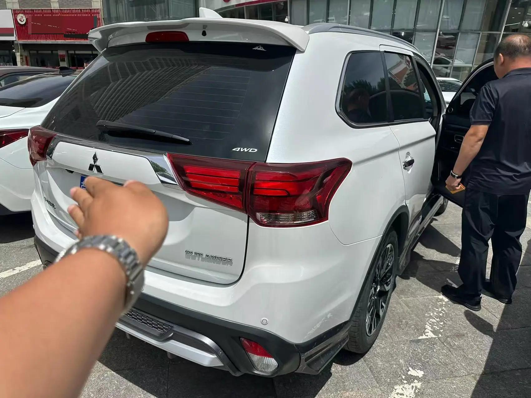 Outlander 2020 2.4L 4-wheel drive to enjoy the version of 5 seats 7