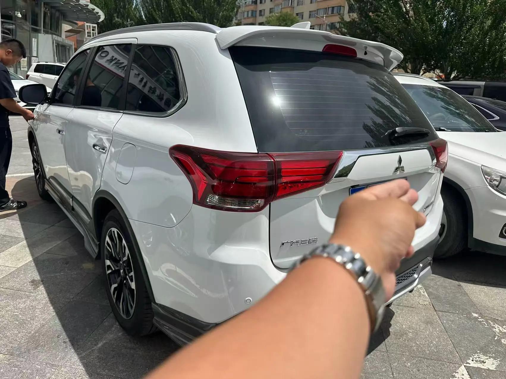 Outlander 2020 2.4L 4-wheel drive to enjoy the version of 5 seats 9