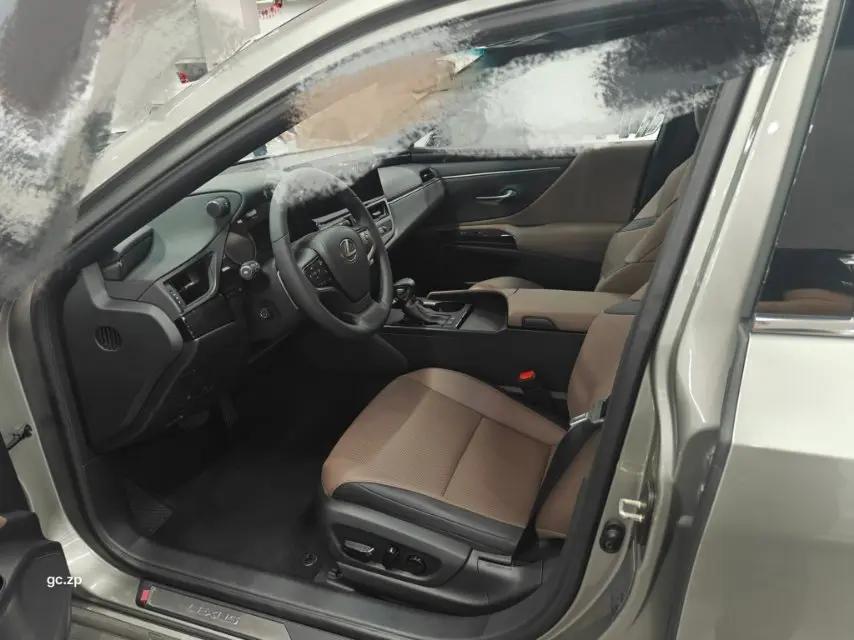 Lexus ES 2022 300h Premium Edition 5