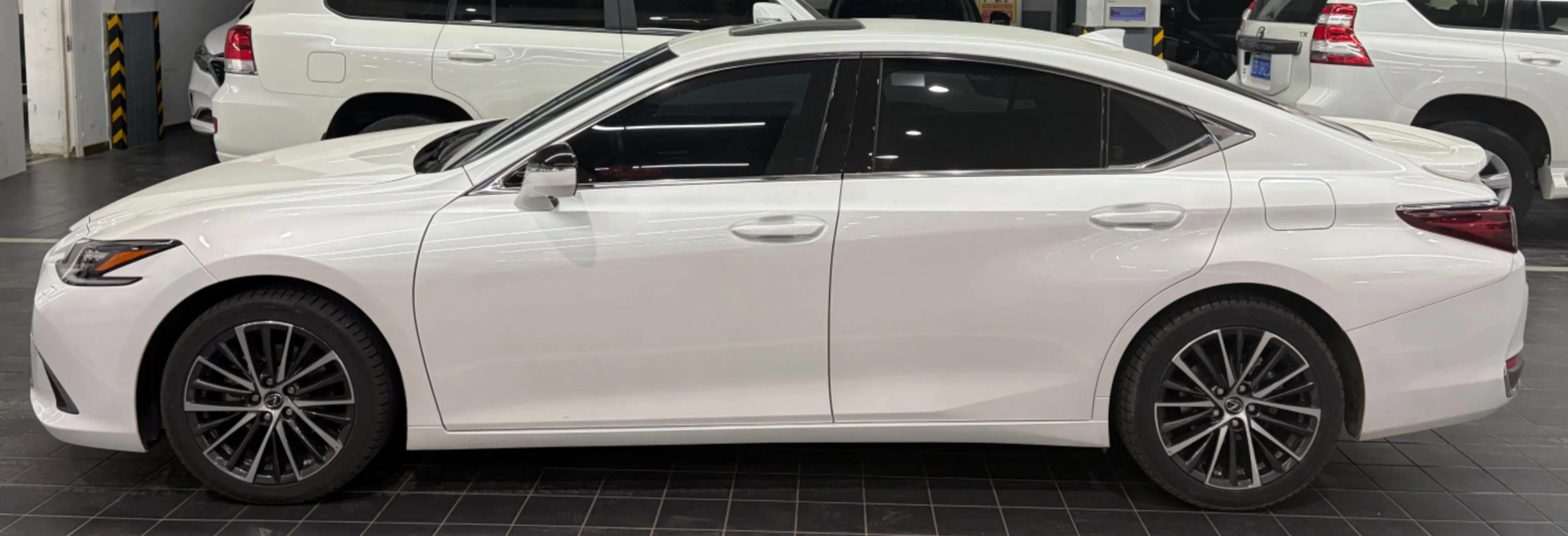 Lexus ES 2022 300h Premium Edition 7