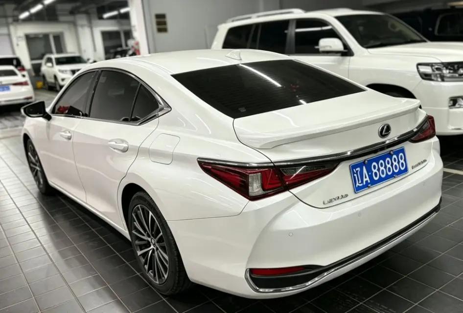 Lexus ES 2022 300h Premium Edition 8