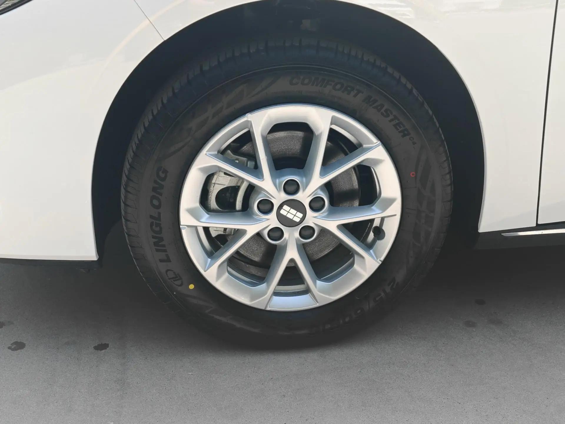 Geely Galaxy 2025 xingyao 6 EM-i 1.5 60km exploration version automatic gear 4