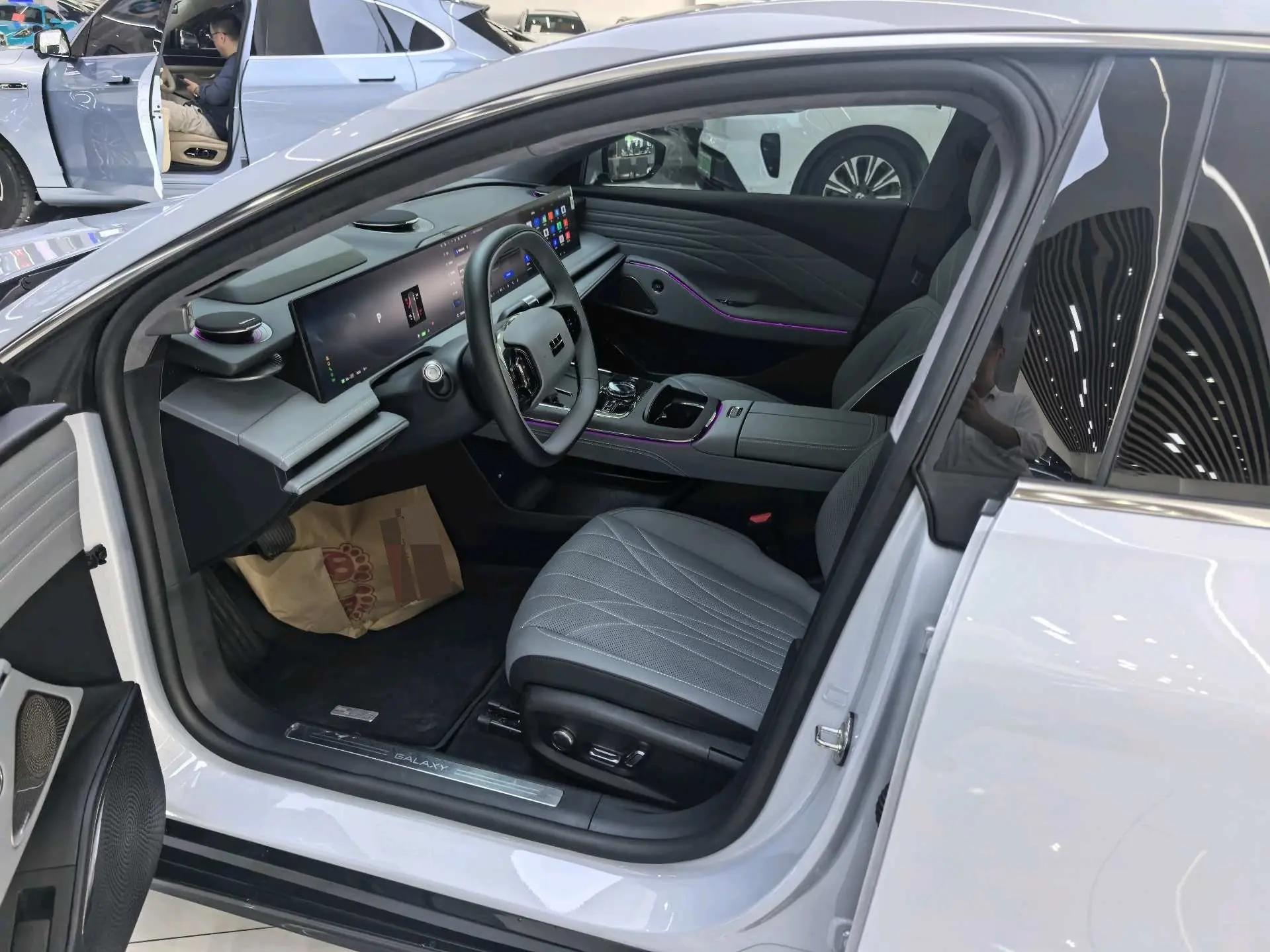 Geely Galaxy 2025 Model E8 700km Long-Range Intelligent Driving Version Automatic 17