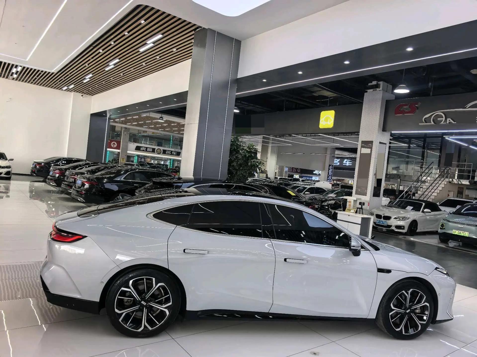 Geely Galaxy 2025 Model E8 700km Long-Range Intelligent Driving Version Automatic 19