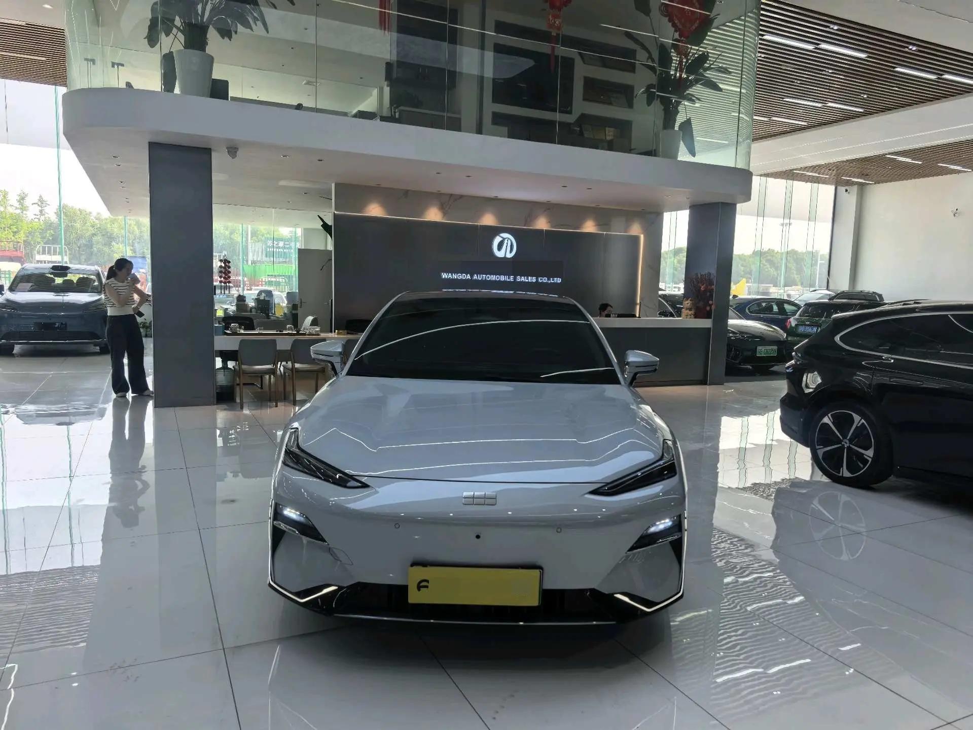 Geely Galaxy 2025 Model E8 700km Long-Range Intelligent Driving Version Automatic 2