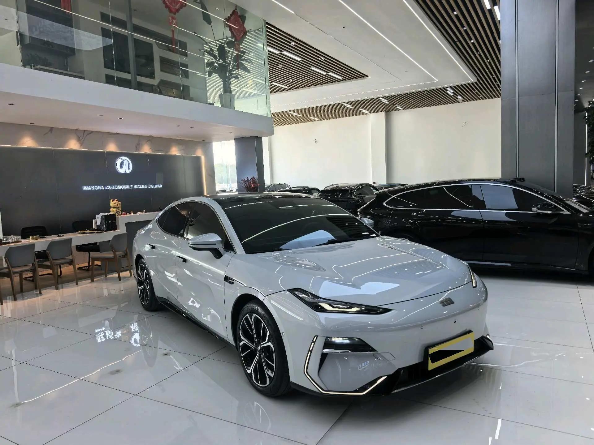 Geely Galaxy 2025 Model E8 700km Long-Range Intelligent Driving Version Automatic 3