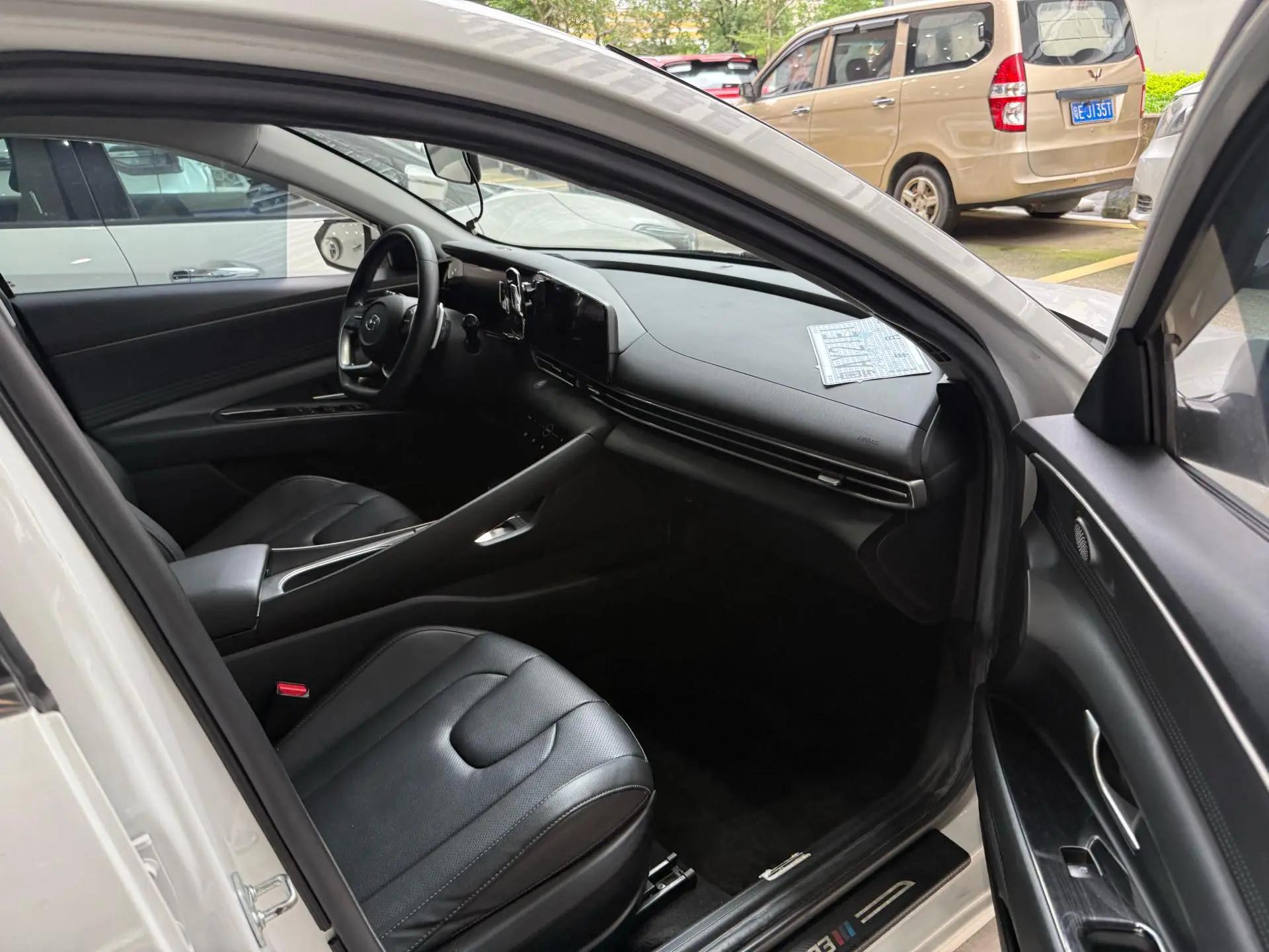 Elantra 2021 1.5L CVT LUX Prestige Edition 5
