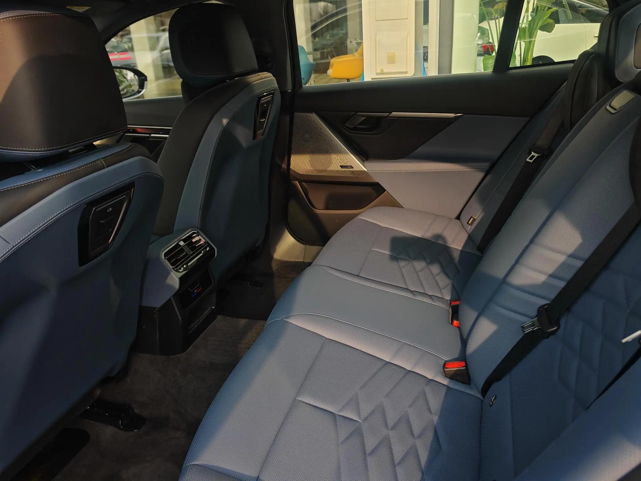 BMW i5 2024 eDrive 35L Premium M Sports Kit 4