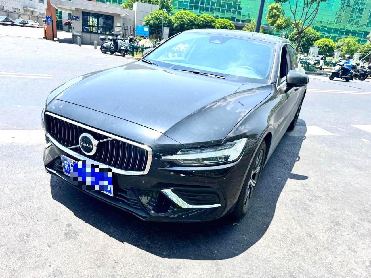 Open image lightbox: Volvo 2026 S60 48V 2.0T B4 Zhiyi Deluxe Edition Automatic Gear