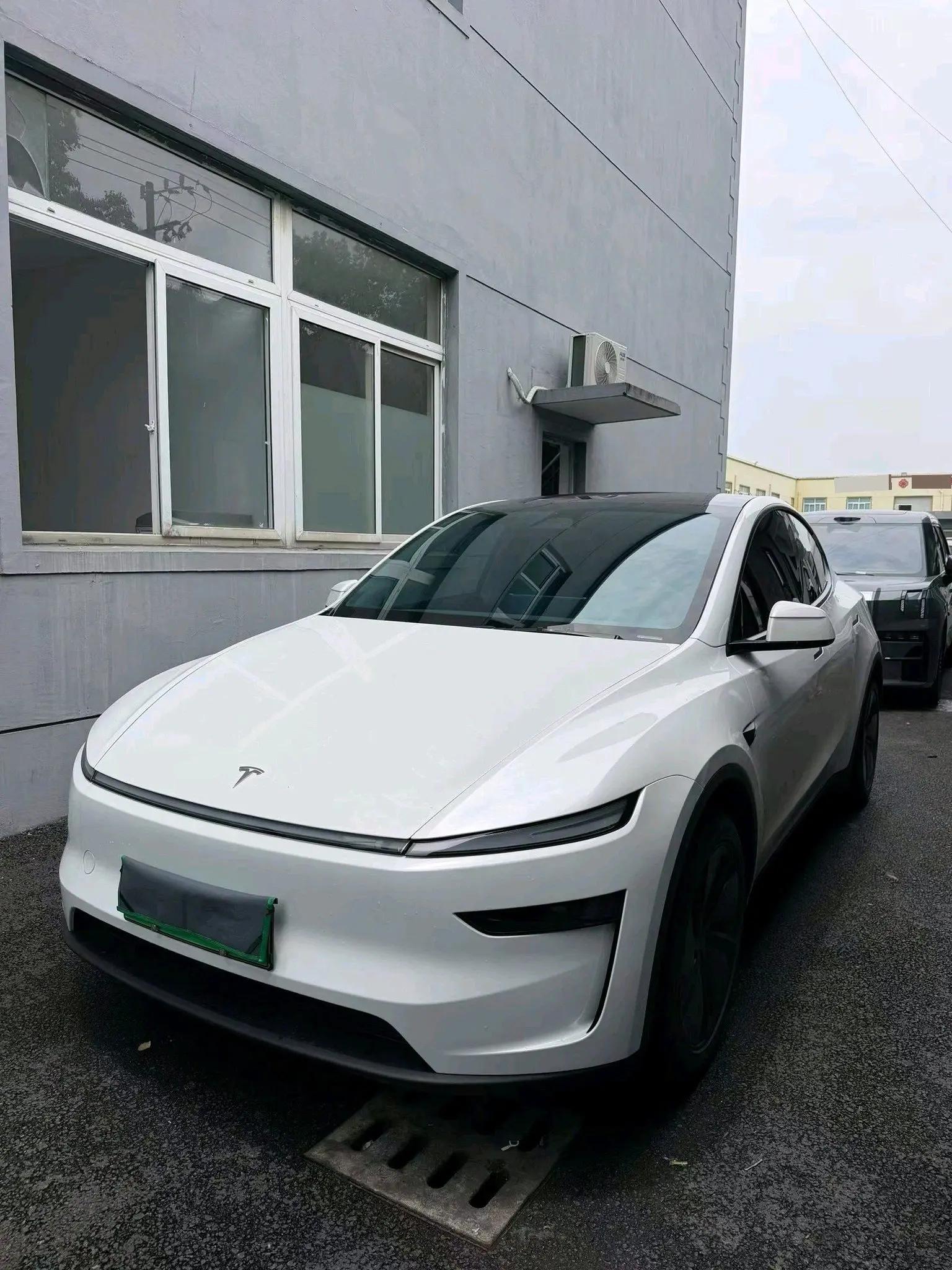 Tesla 2025 Model Y long endurance all-wheel drive version automatic transmission